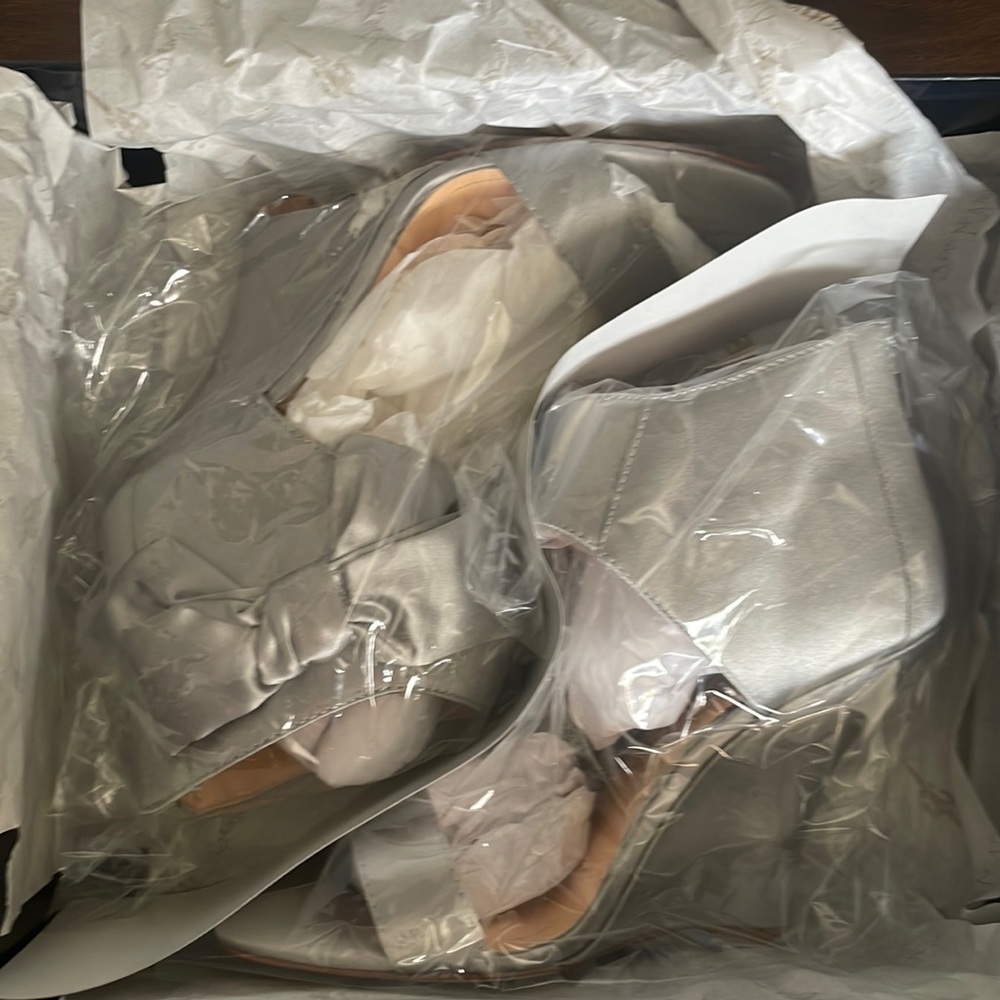 Light gray pour la Victoria wedge satin heel with bow. Beautiful shoe!